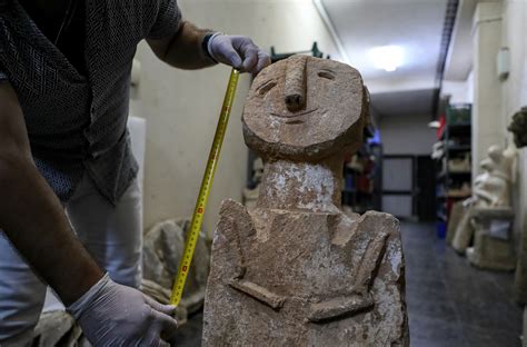 İ­z­m­i­r­­d­e­ ­1­1­ ­b­i­n­ ­5­0­0­ ­y­ı­l­l­ı­k­ ­i­n­s­a­n­ ­t­a­s­v­i­r­l­i­ ­h­e­y­k­e­l­ ­e­l­e­ ­g­e­ç­i­r­i­l­d­i­